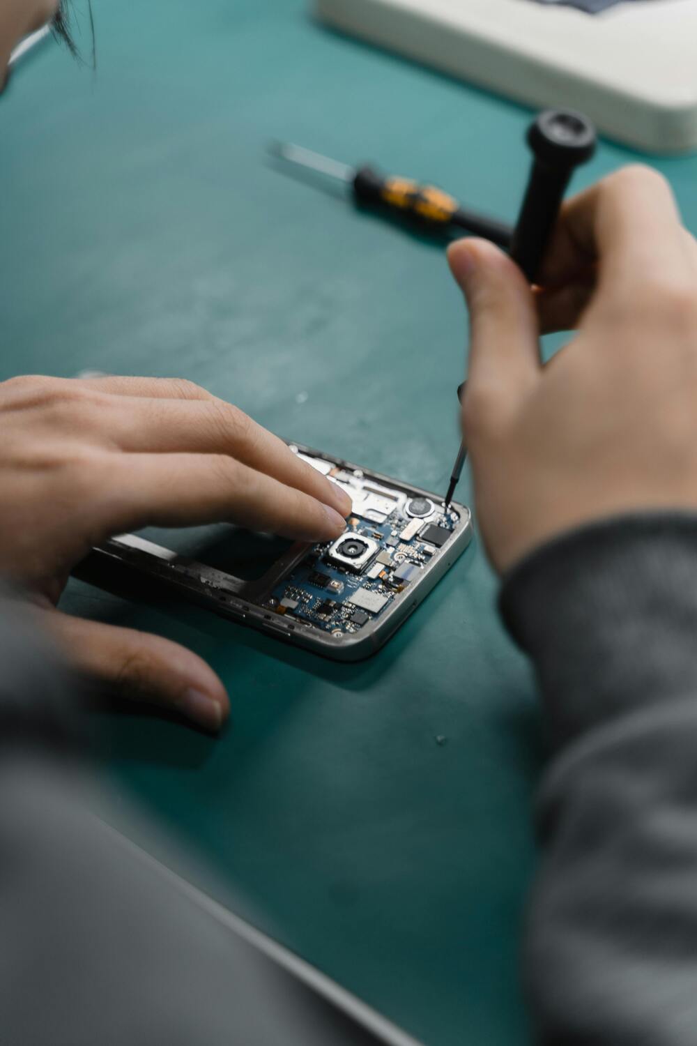 Man riparing a smartphone